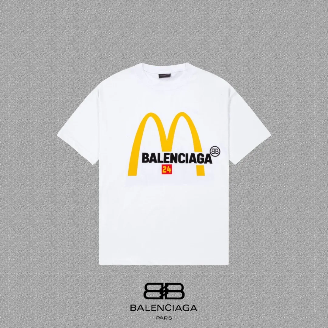 P80✨🔥 BALENCIAGA Paris co-branded Mc Donald's flocked letter printed short-sleeved T-shirt. Custom-woven and dyed 280g combed cotton heavyweight fabric. Zero color difference in threads. Perfect details. Different from the current version on the market. Welcome to compare. Same Style for men and women. Must-sell model in the picture above. Color: White Black Size: 1 2 3 4